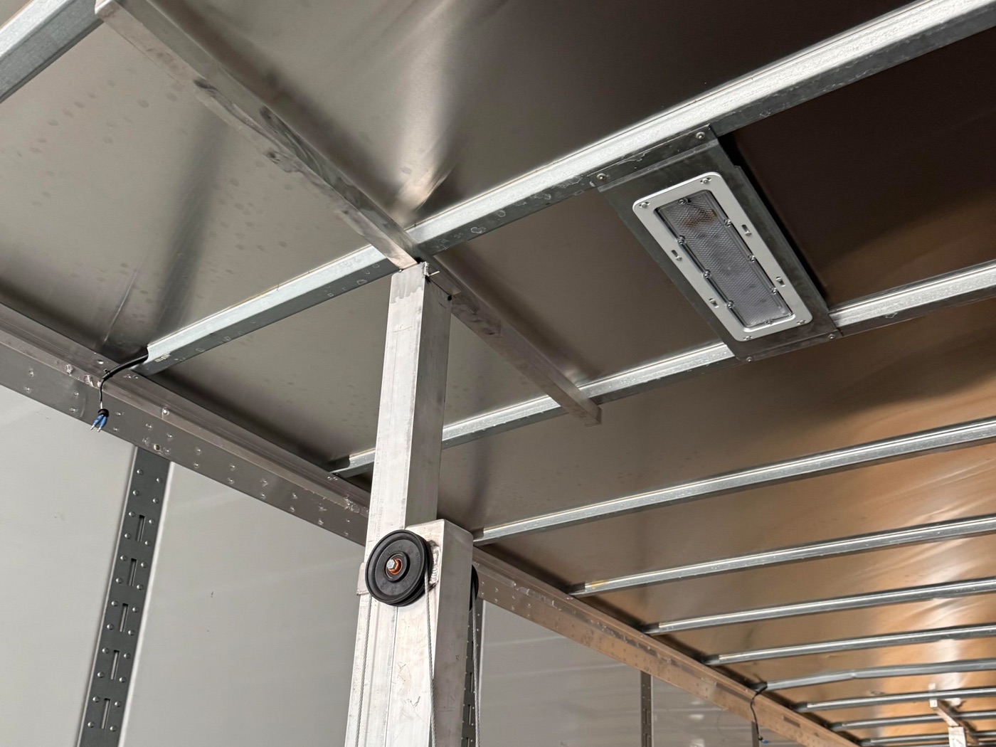 TRSS post extended to the trailer roof, with the cable pulley and telescoping section visible